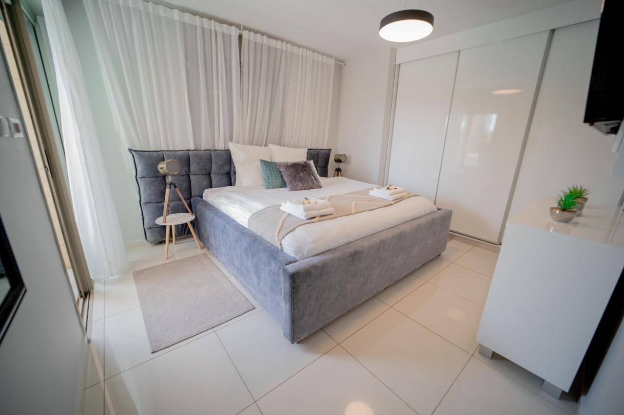 Appartement Yalarent Oasis Garden With Private Pool à Eilat Extérieur photo